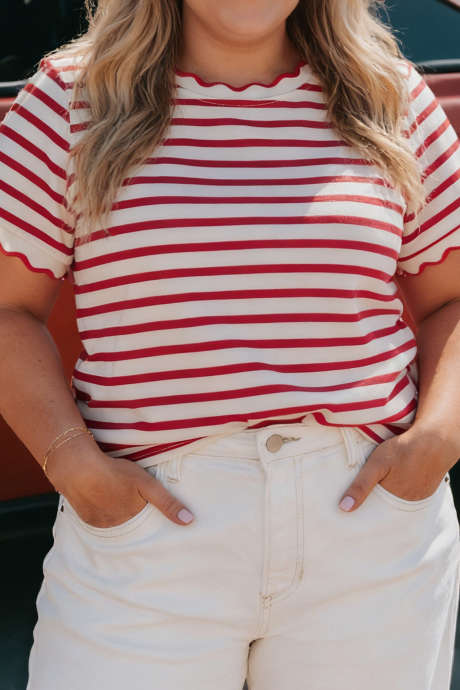 Punainen raidallinen plus-kokoinen simpukkareunustettu pyöreäkauluksinen lyhythihainen paita