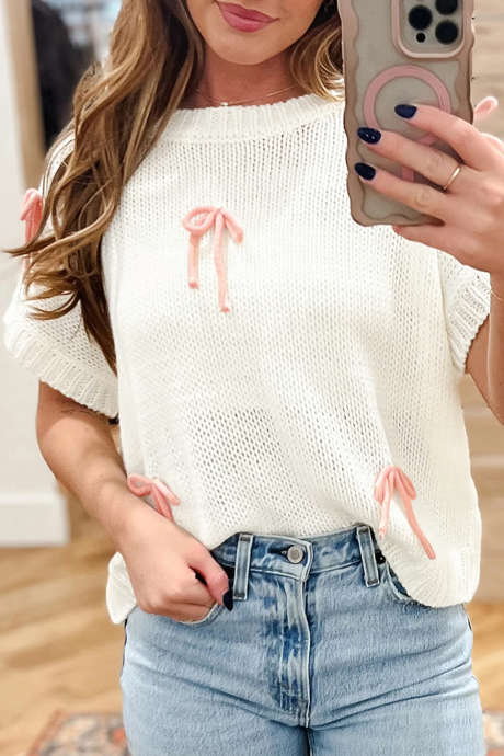 Biały sweter z krótkim rękawem i kontrastową kokardą, luźny