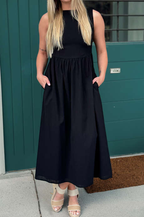 Czarna sukienka bez rękawów z wycięciem na plecach i kieszeniami