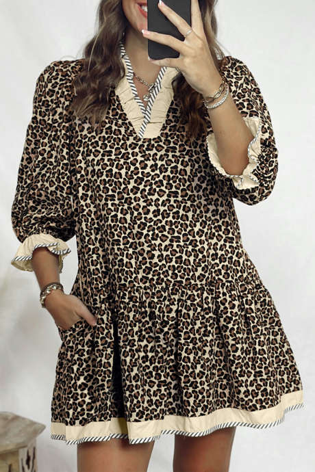 Černé mini šaty s leopardím potiskem, pruhovanými barevnými bloky, výstřihem do V, náramkem a rukávy