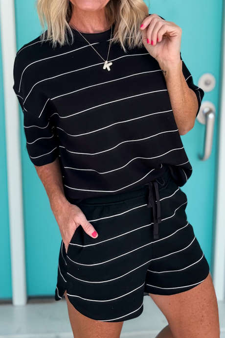 Svart stripete t-skjorte med halve ermer og snøring i shorts, sett med 2 stk.