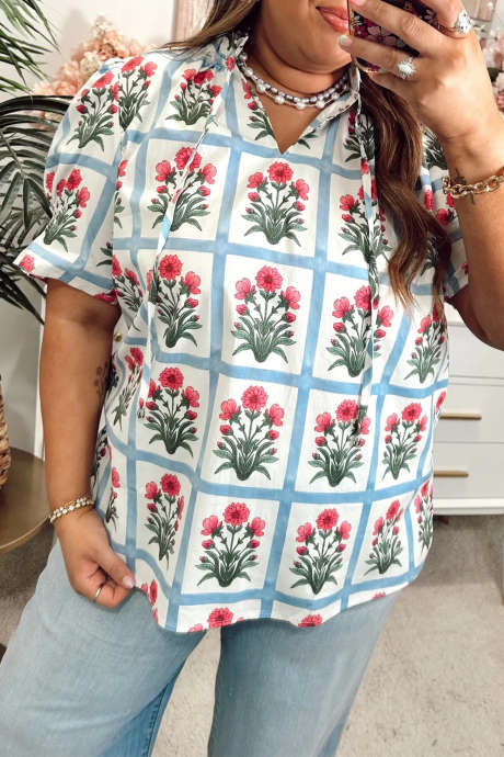Nebesky modrý květinově kostkovaný letní top pro větší velikosti