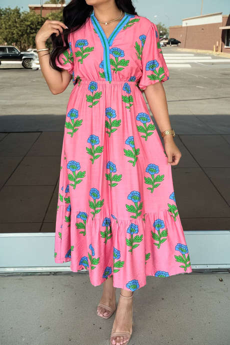 Pinkki plus-kokoinen raidallinen v-aukkoinen röyhelöinen kukkakuvioinen pitkä mekko