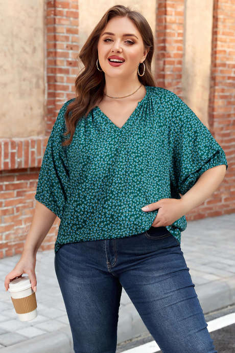 Blusa verde boho chic com decote em V e estampa floral, manga curta, modelo plus size, código PL2514721-P10920