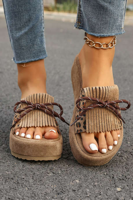 Klapki na platformie z imitacji zamszu w panterkę, z rozcięciami i sznurowaniem BH024246-P1017
