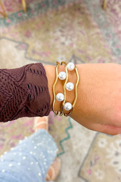 Bransoletka z perłami w kolorze złotym, zdobiona wydrążonymi falami