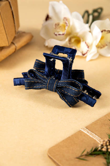 Pince à cheveux en plastique recouvert de tissu et ornée d'un nœud papillon en denim bleui surpiqué BH043617-P105