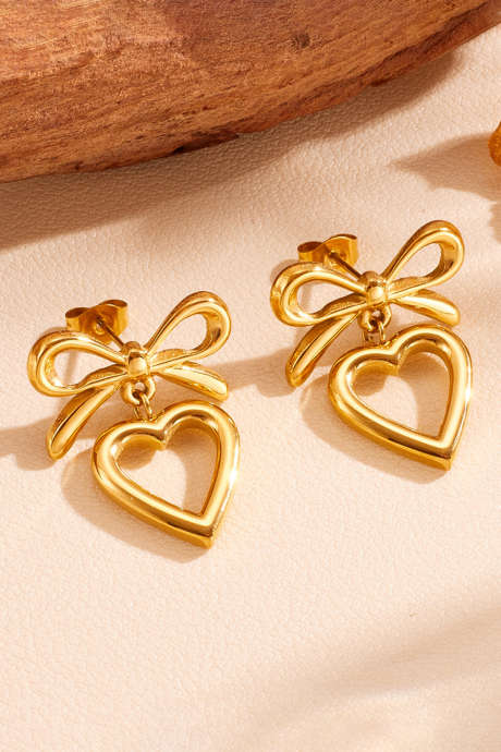 Pozłacane kolczyki z wydrążonym sercem i kokardką