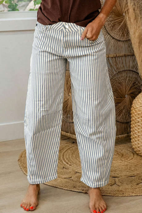 Nebesno modre črtaste kavbojke s širokim pasom