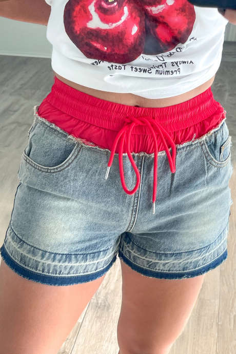 Spodenki jeansowe Dusk Blue z kontrastowym paskiem i surowymi szwami w stylu patchworku