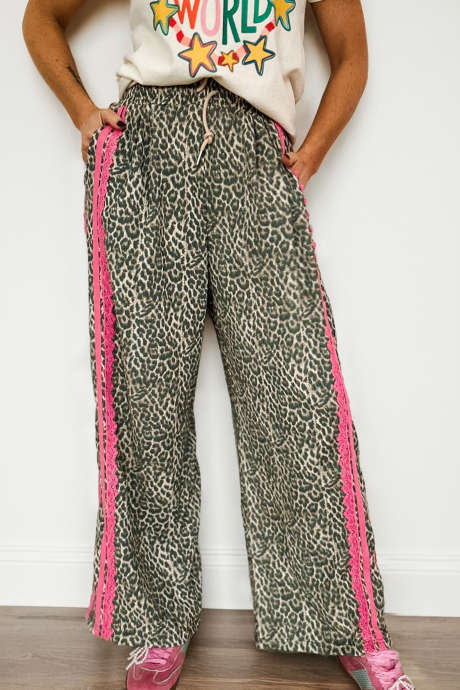 Rjave hlače z divjim leopardjim vzorcem in kontrastno čipko s črtastimi detajli ter vrvico