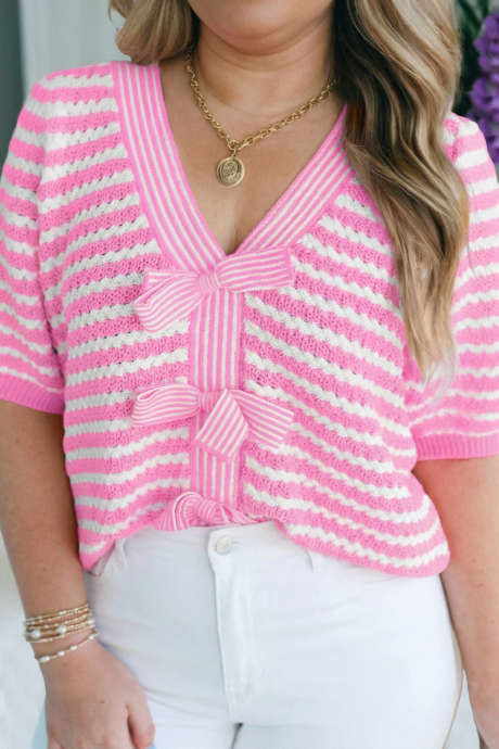 Różowy sweter w paski plus size z krótkim rękawem i kontrastowym dekoltem w serek, z kokardą