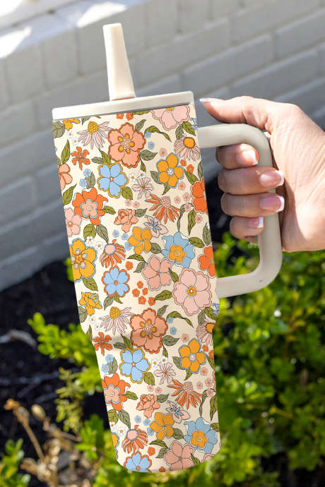 Biały kubek podróżny z nadrukiem kwiatowym i słomką z pojedynczym uchwytem