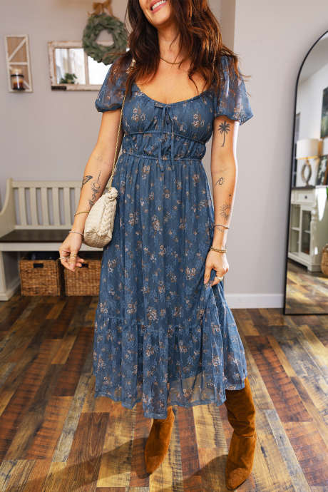 Blå bohemisk blommig klänning med kort ärm och transparent mesh-överlägg