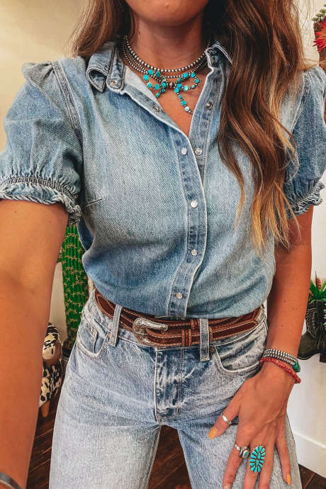 Beau Blue -röyhelöinen lyhythihainen nepparillinen farkkupaita