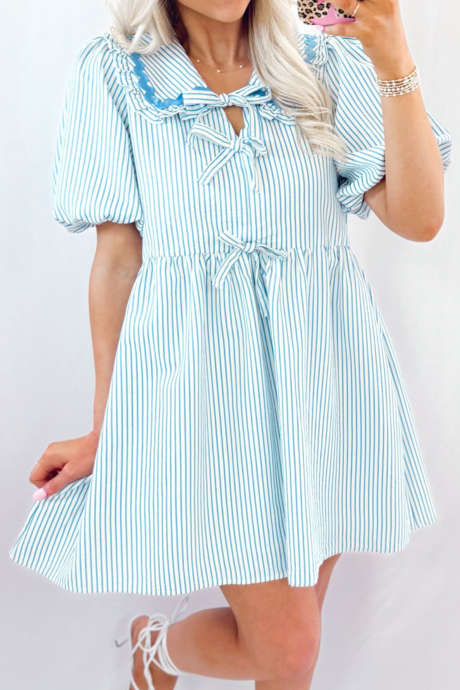 Sukienka mini w kolorze błękitnym z kokardką i ozdobnym kołnierzykiem Piotrusia Pana, z bufiastymi rękawami