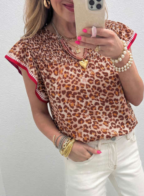 Bluzka z krótkim rękawem i falbanką w kolorze morelowym z kontrastowym wykończeniem i wzorem w panterkę