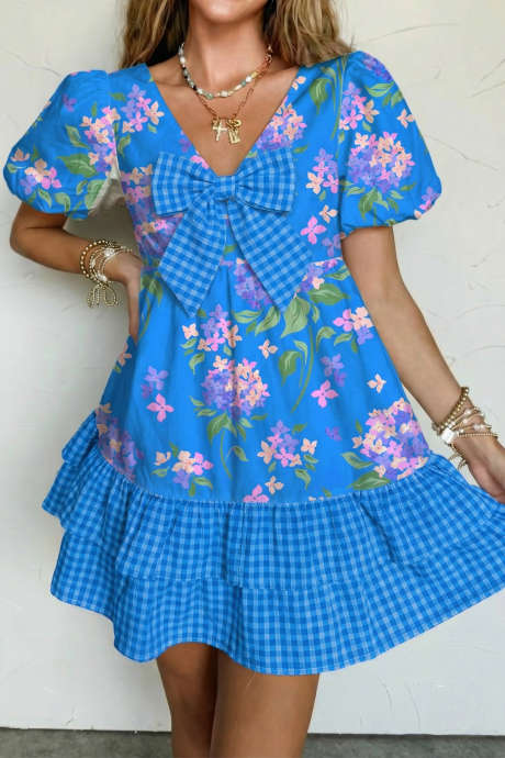 Modra obleka s kratkimi rokavi in ​​cvetličnim vzorcem, okrasnimi pentljami in naborki