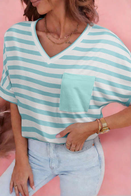 Błękitna, swobodna koszulka w paski z dekoltem w serek i kieszeniami