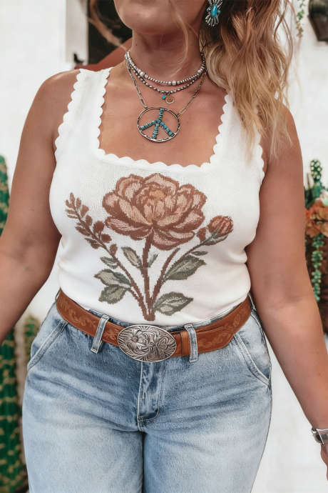 Valkoinen plus-kokoinen kukkakuvioinen simpukkareunainen neulepusero, jossa neliökaulus