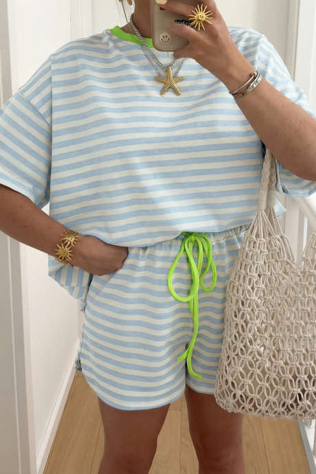 Taivaansininen raidallinen kontrastikauluksinen väljä t-paita ja kiristysnyörillä varustetut shortsit