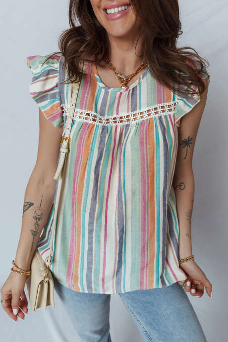 Jasnoniebieska bluzka w paski z koronkowymi wstawkami i bufiastymi rękawami