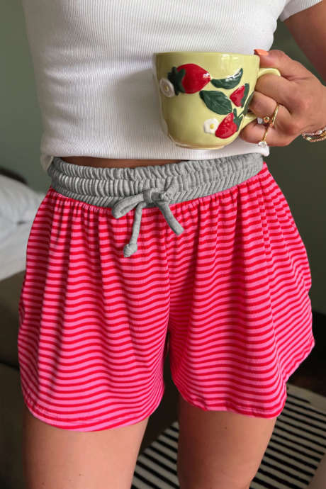 Rosarandiga, kontrasterande, resår i midjan, avslappnade ribbade shorts