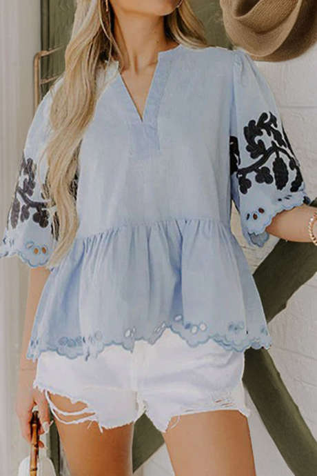 Bluzka Beau Blue z kontrastowym haftem i bufiastymi rękawami i baskinką