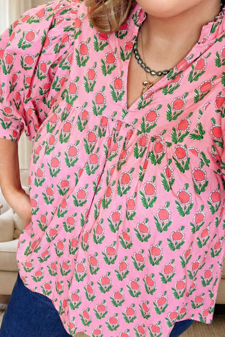 Różowa bluzka plus size z nadrukiem słonecznika i dekoltem w serek, z krótkim rękawem