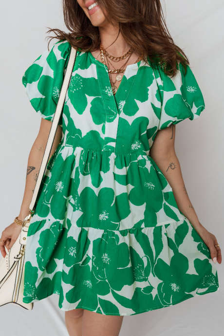 Zielona sukienka mini z wycięciem przy szyi i bufiastymi rękawami w dużym rozmiarze