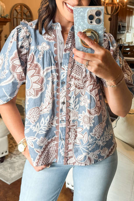 Nebesno modra boho cvetlična majica s kratkimi rokavi in ​​​​obrobo