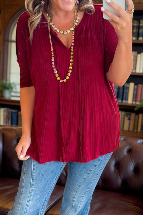 Czerwony, żebrowany top w dużym rozmiarze, luźny, z surowymi szwami i wyciętym dekoltem