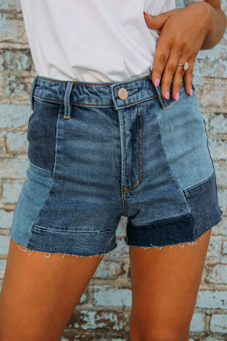 Ciemnoniebieskie szorty jeansowe z surowym brzegiem i blokami kolorów