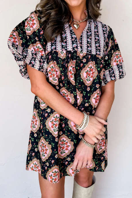 Czarna sukienka w stylu retro z kwiatowym nadrukiem, kontrastowym patchworkiem i dekoltem w serek, z bufiastymi rękawami