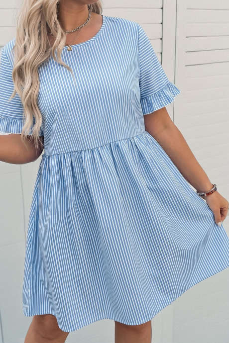 Nebesky modré pruhované mini šaty s volánovým lemem a krátkým rukávem