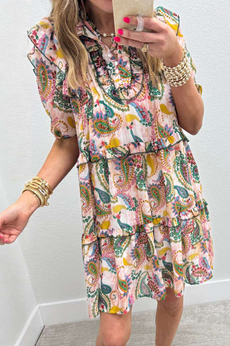 Zielona letnia sukienka z bufiastymi rękawami i wzorem paisley