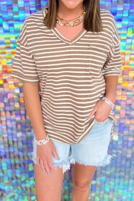 Khaki-raitainen plus-kokoinen V-aukkoinen raakasaumallinen irtopaita taskuilla