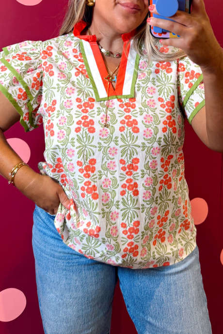 Zielona bluzka w dużym rozmiarze z nadrukiem kwiatowym, kontrastowym wykończeniem i dekoltem w serek oraz bufiastymi rękawami