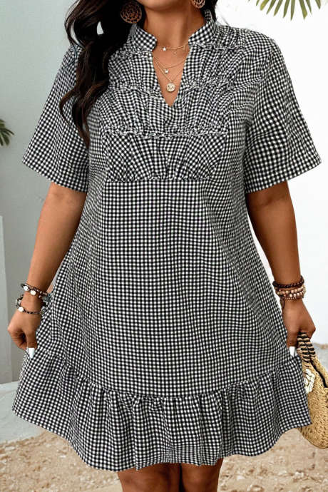 Černé kostkované šaty s krátkým rukávem a volánkem pro větší velikosti