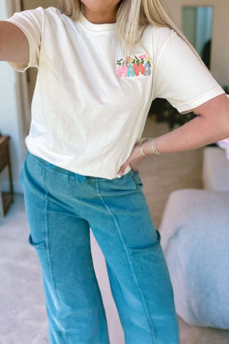 Beżowa, kolorowa, haftowana koszulka MAMA na co dzień