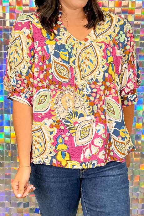 Růžová halenka s květinovým potiskem a výstřihem do V, krátkým rukávem a volnými rukávy