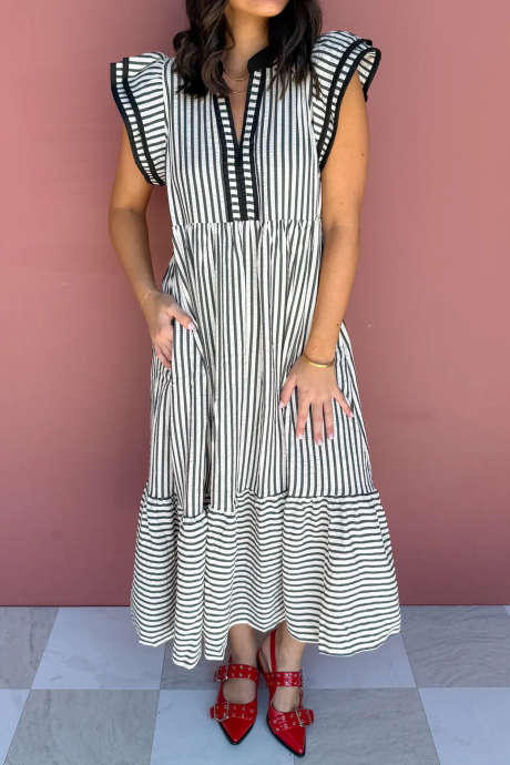 Czarna sukienka maxi w paski z rozcięciem w serek i warstwowymi rękawami typu bufka