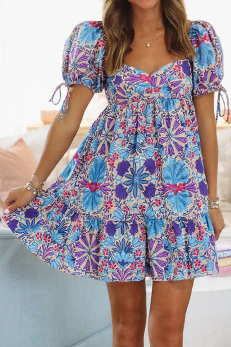 Błękitna, kwiatowa sukienka mini z dekoltem w serduszko i bufiastymi rękawami