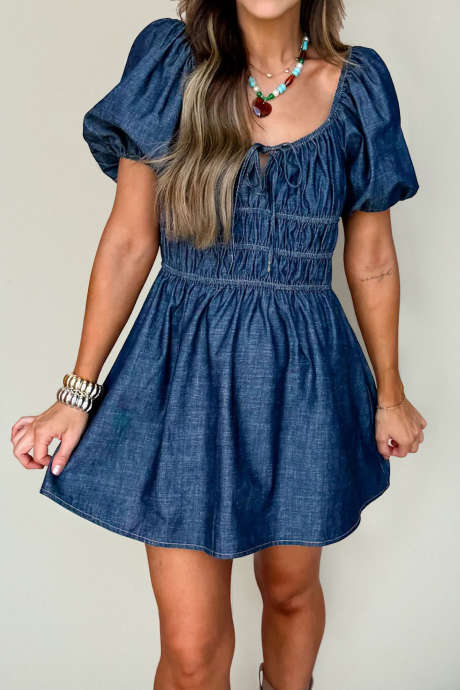 Džínové šaty s krátkým výstřihem do V a nabíranými rukávy v modré barvě