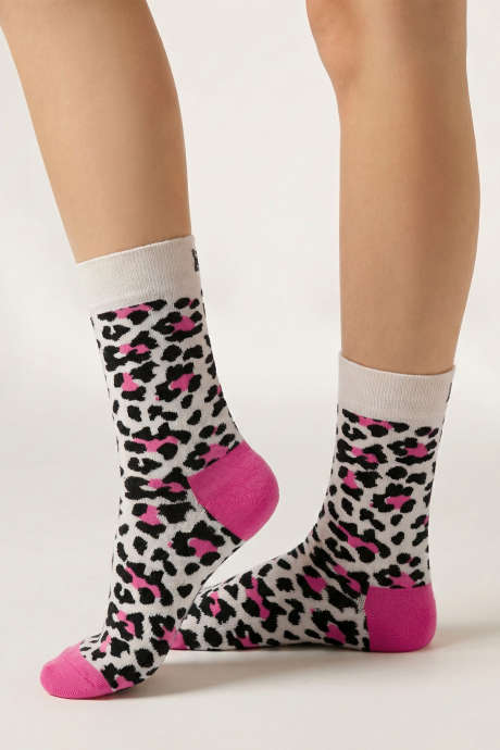 Jaskraworóżowe skarpetki z blokami kolorów i wzorem w panterkę