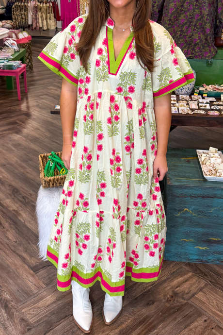 Zelené květinové šaty s kontrastním lemem, výstřihem do V a krátkým rukávem s volány pro větší velikosti