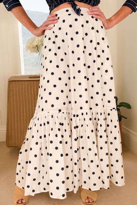 Belo pikčasto nabrano dolgo krilo z razporkom