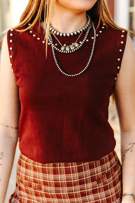 Vínový top bez rukávů s kulatým výstřihem a metalickým korálkovým lemem