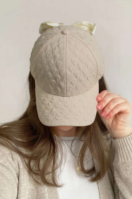 Czapka z daszkiem z teksturą i białą kokardą