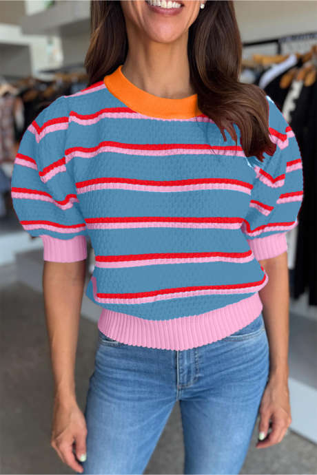Sweter w kolorze błękitnym w paski z blokami kolorów i krótkim rękawem
